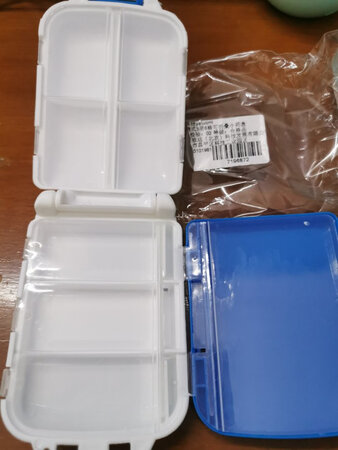 盒子外面感觉有点脏脏的，里面还好，凑合用吧。