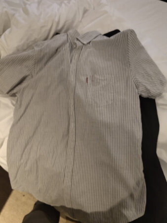 衣服质量真的不错啊 穿上很舒服 就是我买的时候买大了。