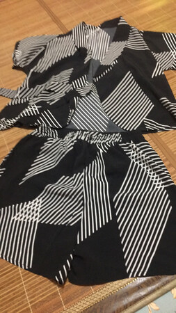 这个衣服不知道怎么穿.面料可以.只有两带走
