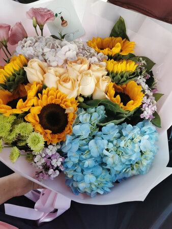 花束很漂亮，过生日用的和客服说给换成粉色包装纸的了 花也很新鲜，点赞