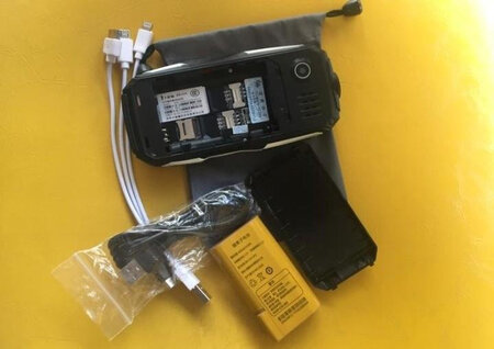 手电筒一键开启。声音够大。够质感。对于老年人用功能不用太多，很喜欢