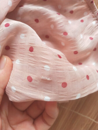 京东的商品和服务态度实在不敢再恭维，穿了一次的衣服，也就一次性了！卖家只说是我穿破的，让我自己拿去裁缝店补，怎么不考虑一下自己衣服的质量