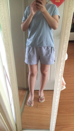 衣服面料很舒服，买了两套正好换着穿