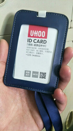 这个卡套真的是不错，价格还不贵，而且它的四周是皮的，不用担心起皮和开裂等情况，里面可以存放累死***等硬件卡也可以存放软的卡，而且后面有两个卡槽，有一天下雨我在外面被淋湿了，还担心卡会潮之类的，但是到家后发现里面一点潮的迹象都没有，防水效果真的是非常好。