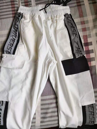 裤子到了，包装很好，面料摸上去也很舒服，大小的话正好，不偏码，这一条的话基本算是百搭，配个黑色或深色的裤子，也是很帅的，物流也很快，可以说是很棒了，这个牌子买了两条，穿着都很舒服，还有一点反光材质，很潮流了，总之很好的一次购物。下次还会再来。（上身的话没有拍，关键下雨拍不出效果，有机会的话会追评）