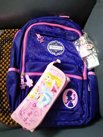 非常漂亮的女孩子书包?，小孩很喜欢，书包?质量很好，结实，各种缝线都很严实，拉链也很畅顺，用起来很方便，有五层，每一层都是理性的安排，合理的布局，放置书籍可以很好的分类，适合高年级的小朋友带着上学，方便使用。赠送的笔袋也是很不错(*?´╰╯`?)?