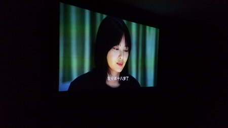 产品很快就收到了，用幕布和直投墙面的效果差距很大，白天用幕布效果都很好，先说安装吧，安装很方便，十几分钟就搞定了，操作很是比较简单的，手动拉伸也不费很大的力气，晚上的效果更好，尺寸设计也比较合理总体的感觉很好。用着很方便。有开灯的效果