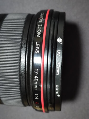 入了索尼门后，买了一只索尼24-105 f 4,把原来用在佳能17-40上的肯高保护镜用在了上面。为了给自己的用了多年的17-40镜头找一个物美价廉的保护镜。翻遍京东，发现了这个只要18元钱的uv。说实在的我只是担心17-40进灰和潮气，对这个只有18块的滤镜没有任何更多的要求。毕竟我那个肯高比这个贵了十倍以上。拿到手看到不算特别廉价的外纸盒包装也没太上心，打开看到里面的塑料盒虽然材质普通，加一片衬里倒也适合收纳滤镜。拿出滤镜，对着光看了一下，没看到明显的镀膜反光，倒也符合18元定价。于是就直接拧到我的17-40上了。抱着试试看的态度用自动档，焦距直接调到17随意来了几张，回回看时我有点被惊到了，18块的滤镜至少在相机屏幕上没有看到明显暗角，放大了也觉得锐度还不错。有点小激动。于是上电脑大屏幕。仔细对比，发现确实在有无滤镜的情况下暗角都不明显。锐度严格来说损失不大。后面上图。只有100%放大后仔细对比细节才会发现加装滤镜的照片略微软点。由于镀膜的问题，在特定的角度眩光鬼影比肯高的厉害点。不过其实这个影响对实际拍摄影响很小。毕竟18块的77口径的滤镜，不能有过多奢求。一分钱一分货。非常值