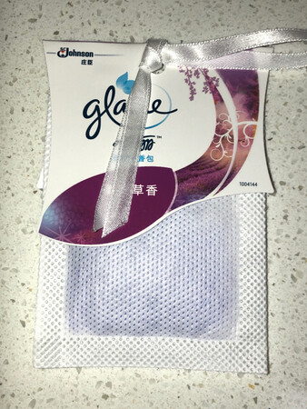 佳丽香包我用来放在鞋柜里除味的，拆开包装发现比超市里卖得小了一半，还有快递没有送到家，而是要我下雨天到快递柜去取的，服务不到位