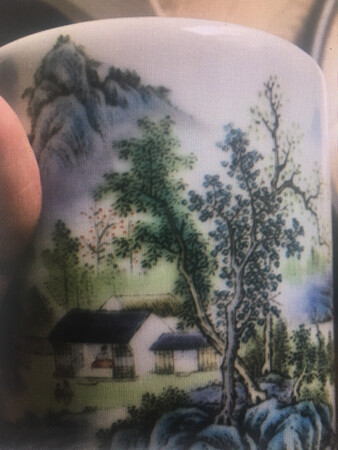 小笔筒收到了做工很好，外表光滑圆润是很不错的摆件。可惜第一次的碎了，还好卖家服务态度好，不想有些商家破了就不承认，新的完美到货。感谢