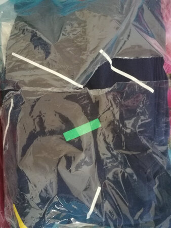 打开看了，衣服不错，物流很快，快递小哥态度很好
