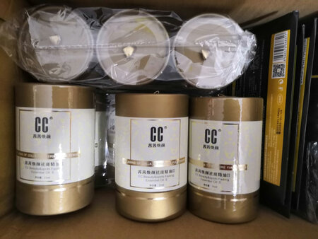 我老婆说茜茜精油用的效果不错，叫我在京东上买，我立马买了九瓶。
