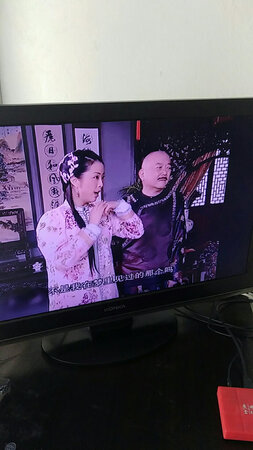 小巧玲珑，收到后按照说明很容易就与电视连接成功。在百兆宽带下非常流畅没有卡顿现象。可看的资源也很丰富，除了央视的所有频道外，卫视频道也都能同步收看。并且还设有专门的电视剧，电影，少儿等特殊专有频道很方便。还有学习等功能真是身材虽然小，本领却很大
