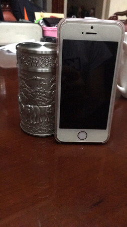很精致的锡罐，大小比iPhoneSE小一点，挺漂亮。如果盖子顶部有刻字服务就更好了。