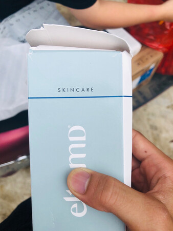 这个包装真的简陋 买了两瓶都被压成这样