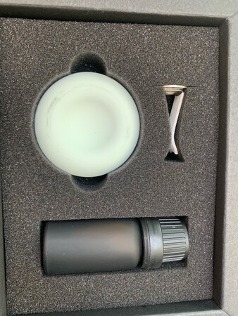 打开就是脏的，如图，不知道是包装有问题还是被拆开过，如果是包装问题，建议厂家改进下。