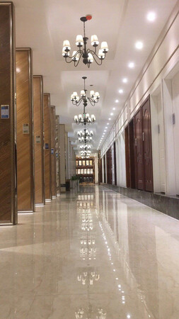 第二天设计师做好方案，去公司实地考察，一开始以为是小门店，到店才发现整体很大至少有10000平方，沟通了方案很符合当时表达的，工艺表现细节方面也很好，进一步沟通选择丰立