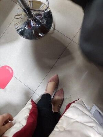 宝贝真的很舒服，很软很轻便，感觉搭配什么衣服都好看，而且穿上去一点也不累，脚底很舒适，鞋子做工很赞，鞋号也准确，这次购物很满意，喜欢的不要错过哦！