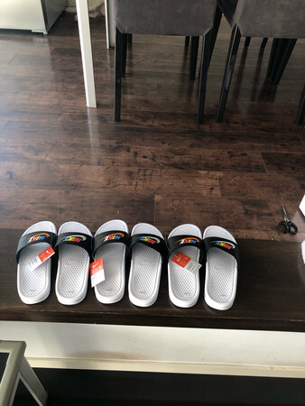 拖鞋很漂亮.喜欢买了三双.质量好穿着舒服.物美价廉。