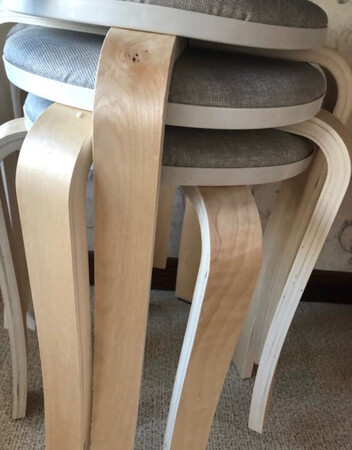 外观样式：颜色淡雅比较好配家具
舒适程度：还行，如果坐垫更大一点可能会好很多，男生坐起来有些小了
尺寸大小：大小适中，坐垫可以设计的再大一点，高度挺合适的
其他特色：椅子比较轻便，简单操作易安装，还送了静音垫子挺好的