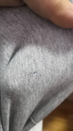 柔软，简洁，大方，不容易气球，也没缩水，值得一试。不过，拆除右下角白色标签的过程中，衣服隔开了一个小洞，算是对衣服改装的代价。