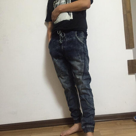 给老公买的，没到的时候给他看图片，说不喜欢，我想得退货了，后面收到货了打开，老公试了一下，感觉棒棒哒，太帅气了，自己说不用退了，百搭，卫衣，T桖都OK。果断收藏店铺了