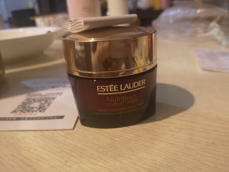 和之前买的一样 打开闻下味道也一模一样 是正品  这个去黄蛮好的 挺滋润 我一直在用这个霜  第四瓶了吧