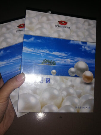 产品质感：粉末比较滑嫩细腻，没有什么特别的味道。微米级别的吧，刷到脸上也不粗糙，滑滑嫩嫩的，薄薄的一层比较舒服。
贴合效果：： 这个珍珠粉特别细腻加上蛋清或者是矿泉水用刷子直接刷到脸上，非常贴合，因为刷到脸上比较白嘛，有一种上腻子粉的既视感，比较好玩，哈哈哈~