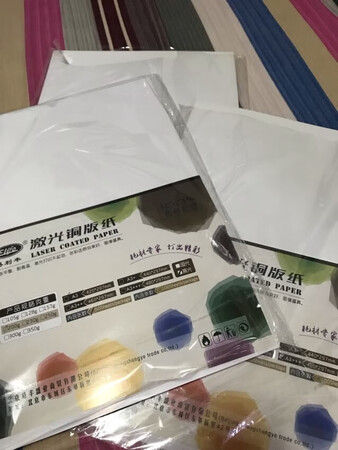 铜版纸的纸张很厚，购买很多次了，拿到手里是沉甸甸的，买了三包，两只手拿着都费劲，可想分量有多足。买来练习POP字的，显色度特别好，没有颗粒感和凸起感，超级顺滑，用起来非常顺手，关键是这这张还特别干净，用了好几张，手上都没有纸张的灰尘，真心赞了。