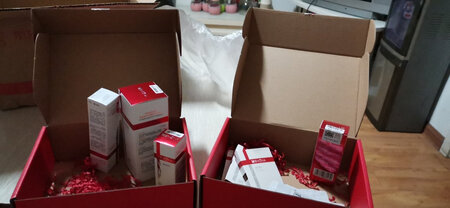 每次收到东西时都感觉好少啊～没有惊喜小礼品相送(?￣▽￣)?先慢慢用 ，好用再回购，不好用就弃疗