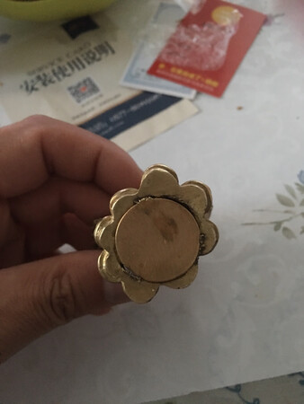 觉得这个铜公鸡不怎么样，颜色发乌，地下这个圆的跟底座焊接上去不知道啥意思，放在桌子上有点不稳当，底座不怎么平。