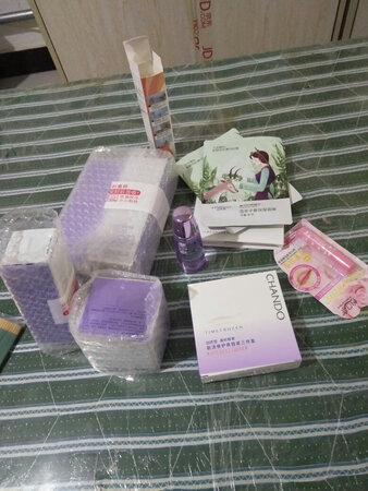刚刚收到货就迫不及待的拆开了，买的四件送了好多东西，喷雾和唇膏女儿已经打开用上了，一直用自然堂好用