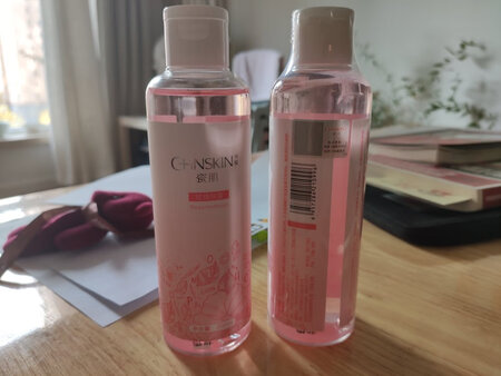 产品质感：很温和，柔和。
适合肤质：偏干燥肤质。
产品香味：淡淡的玫瑰花味道。
使用效果：用后皮肤有弹性，对皮肤有镇定作用。
补水效果：补水效果很好。