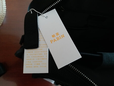 外观颜值：点：外观比较漂亮 没有想象中的那么大 质量不错 很有沉重感 手感柔软 应该是真皮
 不足：底部如果有定型硬板会更好 价格有点儿贵