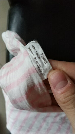 首先我们说说这个衣服的质量。衣服确实是全棉的。但是和普通的签名又有一点区别。他的全名是带有一点凹凸感，能够增加透气性，不会像普通的纯棉衣服。会让衣服和皮肤粘在一起，出了汗过后。这个比较凉快。这几天降温了，穿这个刚合适。其次就是物流没的说确实比较快。包装上也比较上档次比较好。衣服已经过水，然后给宝宝穿了。它的包装的口袋也比较上档次，送人比较好。软软的。很有资格。打五折的时候买的。到手价86元。如果买三件还可以再少50元。