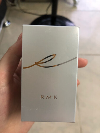 看到网上推荐来买的，我皮肤很干，用着还不错，用了一段时间，感觉还是不错的，有点厚重，但是遮瑕效果不错，用完，应该会回购。