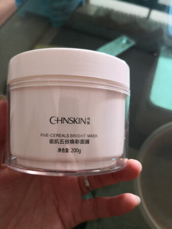这款瓷肌五谷焕彩面膜很好很好，美白效果确实的好，非常适合我的皮肤，已经买过多次，今次购买赶上活动，价格很优惠，存在备用。打开有淡淡的清香，涂在脸上很舒服，洗完脸之后感觉脸部紧致细腻，清爽滑滑，有效改善暗沉无光泽。瓷肌值得信赖，会继续光顾的。