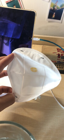 东西收到了，东西一到立马就把自己的扔了，京东物流非常快，全程无压力，一代三个装，颜值也很高，刚开始有一点点味道，不过都是正常的橡胶味道，卖家说可以放心使用，一直用的3m的口罩，质量放心，我个人觉得值得购买，很管用