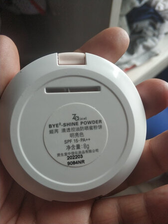 个人觉得不是很好用。抹上不太均匀。颜色太白。不自然。而且里边的粉扑，只是一块很薄的海绵。看起来有点简陋。可能是和本身肤色很白的人吧。人是不会回购啦。用了这个之后还是觉得，用散粉更合适。比较容易涂的均匀。
