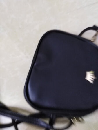 商品款式是很飘亮就是前面一点做工不好皱皱很明显