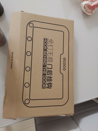 这个牌子的东西都非常好用哦，我一年买了这个牌子好几样东西，包括这个挂钩我家里都买了4个，每个房间门口都放一个，非常好用，而且贴上去的话贴合度非常的高，跟我们凤那边的话无缝对接，以及整个挂钩的话，看起来非常的是不像以前那些贴的挂钩，嗯，这个创意的挂钩不错