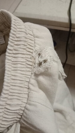 买来才穿了一次后才发现破了个口子