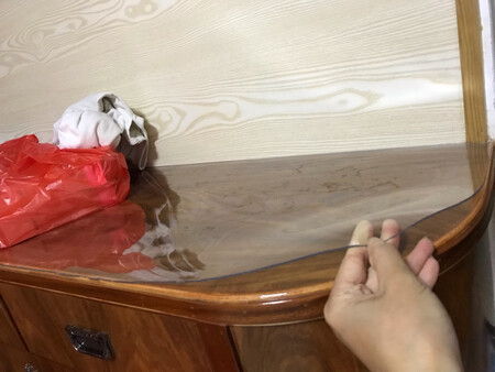 收到了为新家的订制鞋柜面和疏妆台面的透明软玻璃膜，来防护油漆面板划花，虽是第一次选购该店铺的商品，但收到的桌布材质很好，厚度是我想要的，接近2mm，我爱人自己裁剪成两块大小和形状不同的透明桌布，不块是放在大鞋柜面板上，见下图2，有了透明桌布，方便我们放锁匙而不划花，另一块放在疏妆台面板上，方便我使用吹风机，电卷发棒和一堆护肤品等物品而不划花面板。物流也很快。我会继续选购，和向亲朋好友推荐该品牌的商品。