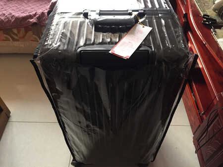 货品收到已经有一段时间了，刚开始一直还在犹豫要不要购买，但是收到货品后觉得还是非常的值得，这个旅行箱非常的漂亮简单大方，而且储存空间也非常的大，放各种各样的衣物都没有问题。真的是超级能装不少哦，做工质量都非常好，拉杆，滑轮等配件都不错，真的是旅行必备款式哦，重要的是价格实惠质量还非常好，比起实体店超级划算，真的是买到就是赚到了，值得有需要的朋友参考购买哦！