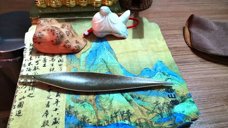 感觉像纯铜制作，燃一支香，非常有意境。