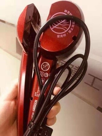 挺好用的 最开始不习惯 顺手之后发现是神器呀 设计特别好的地方就是底座连接线360度可旋转 不会阻碍行动 很小巧 适合家用出差都可以 因为毕竟是卷发棒做出的造型 定型效果不会特别长久 大家可以用定型喷雾简单定型一下