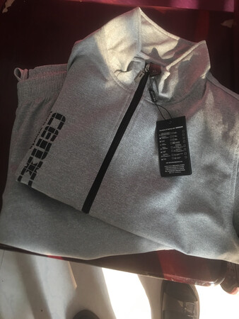 衣服收到了，质量还可以，穿得还舒服，物流很快，满意。