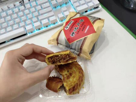 月饼好吃  包装也特别好，就喜欢吃他家的  。