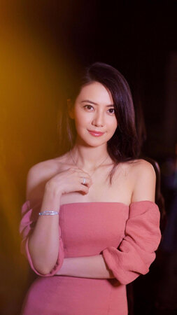 收到商品，给老婆戴上挺亮的，钱不多很好看啊！京东商城值得信赖。收到商品，给老婆戴上挺亮的，钱不多很好看啊！京东商城值得信赖。