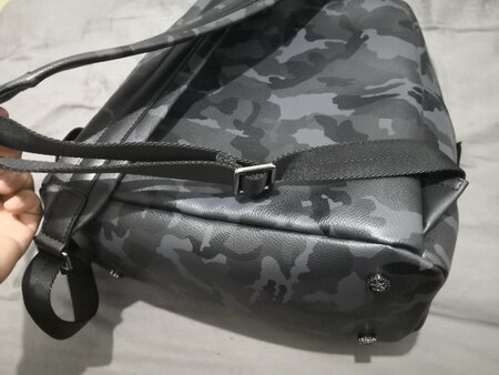 做工非常不错，最喜欢这个背包带非常方便，两天就送到了好评好评好评